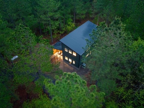 Pine Creek Retreat is a cozy luxury cabin surrounded by towering pine trees near Broken Bow Lake and Beavers Bend State Park.