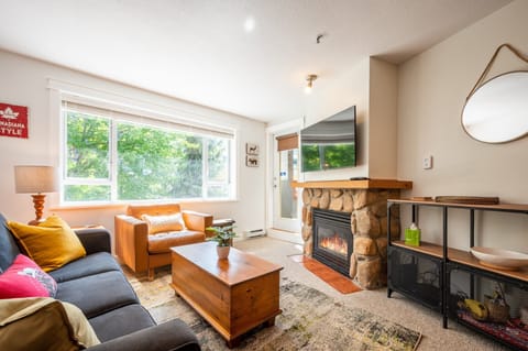 Apartment, 1 Queen Bed with Sofa bed, Hot Tub, Mountain View (Alta Suite at Deer Lodge) | Living area