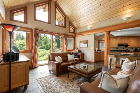 Chalet, Multiple Beds, Hot Tub, Mountain View (Emerald Chalet) | Living area