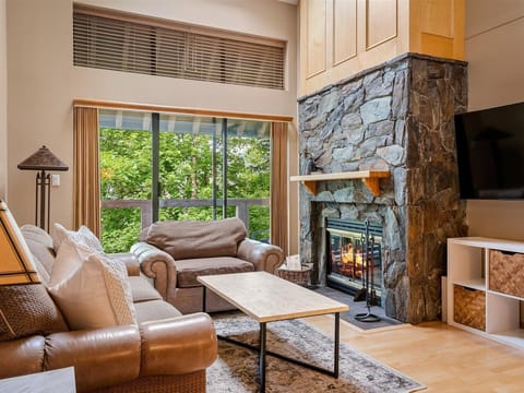 House, Multiple Beds, Patio, Mountain View (Glacier Suite at Snowberry) | Living area