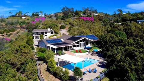 Hilltop Villa, Guest house, paradise pool, pickleball court and avocado grove