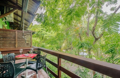 Basic Apartment | Outdoor dining
