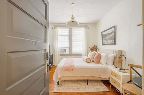 We are thrilled to host you in this studio condo son Oglethorpe Square! This condo is burning with charm!