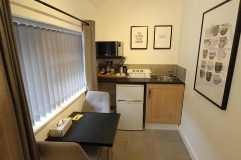 Superior Double Room | Private kitchenette | Fridge, microwave, cookware/dishes/utensils