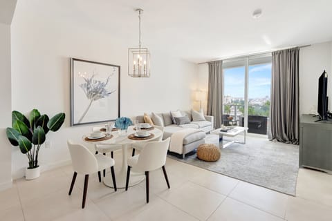 Welcome to the Tiffany Topaz. Seamless open-concept living spaces, with stunning city views.