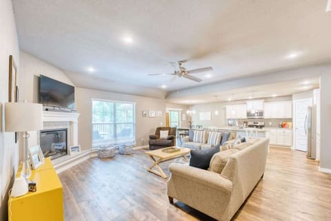 🔥 Cozy up in the bright living area with gas-log fireplace, Smart TV & sliding doors to the deck.