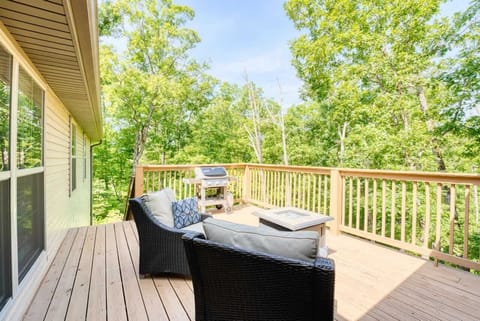 ☀️ Relax on the spacious deck with comfy seating, gas grill & treetop views for al‑fresco dining.