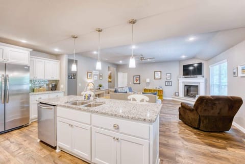 👩‍🍳 Fully equipped kitchen boasts granite counters, stainless appliances & island seating open to living area.