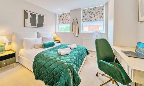 BRIGHT BEDROOM WITH DEDICATED WORKSPACE, GET A SMALL DISCOUNT BY USING THE COUPON CODE "STAY5" ON OUR REDWOOD STAYS . COM WEBSITE!