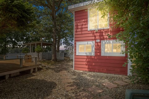 Room, 1 Bedroom | Property grounds