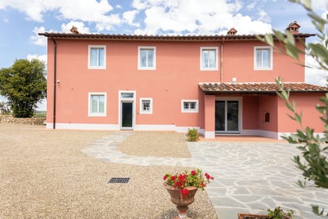 Elegant villa surrounded by the Chianti countryside