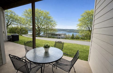 Gorgeous Lake View!