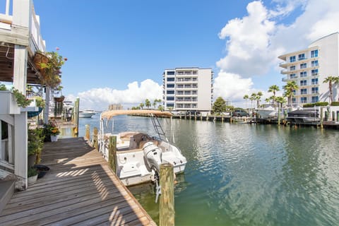 Enjoy easy waterfront access with Happy Harbor’s designated private dock space. Made for a boat up to 18ft.