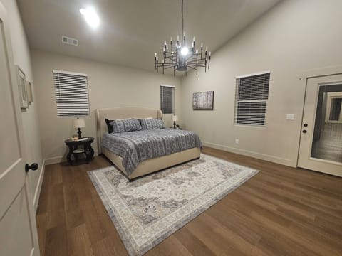 BED 1 KING - EXTRA LARGE ROOM