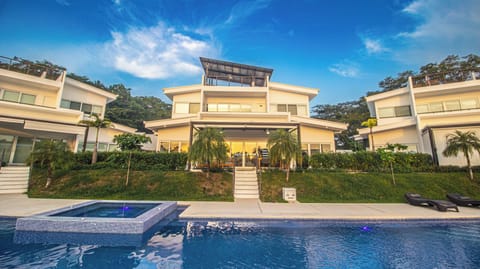Five bedroom house 20 minutes from Tamarindo with pool and hot tub, Amazing Surf