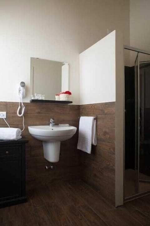 Studio | Bathroom | Shower, free toiletries, hair dryer, bidet