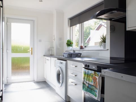 Kitchen, Interior Design, Major Appliance, Kitchen Appliance, Countertop, Flooring, Home Appliance, Washing Machine, Cabinetry, Furniture