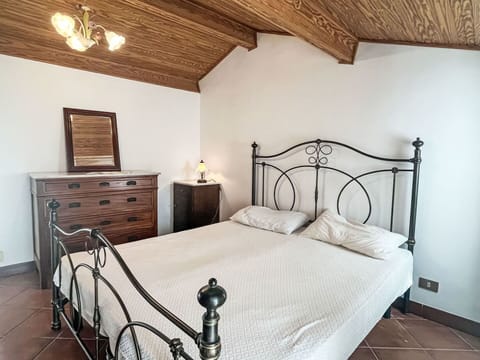 Furniture, Bed, Bedroom, Interior Design, Flooring, Wood, Floor, Bedding, Bed Sheet, Room