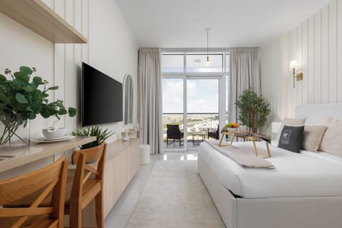Deluxe Studio, Non Smoking | In-room safe, blackout drapes, iron/ironing board, free WiFi