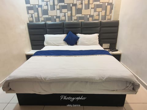 Egyptian cotton sheets, premium bedding, laptop workspace, free WiFi