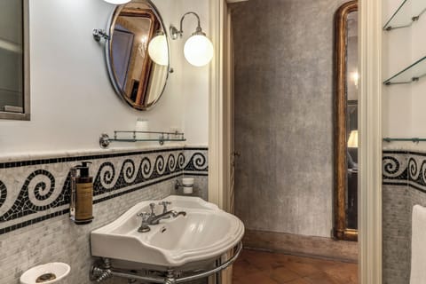 Deluxe Double Room, 1 King Bed | Bathroom | Hair dryer, slippers, bidet, towels