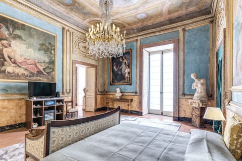 Executive Suite | Premium bedding, minibar, in-room safe, iron/ironing board