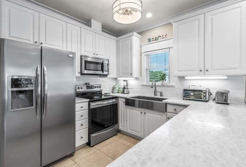 Fully equipped gourmet kitchen