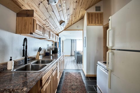 Deluxe Suite, 1 King Bed with Sofa bed | Private kitchen