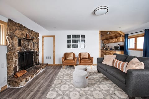 Deluxe Suite, 1 King Bed with Sofa bed | Living area | TV