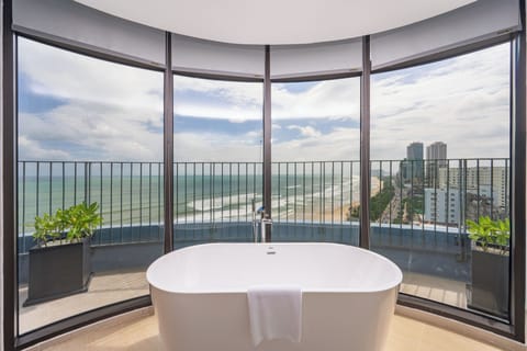 Executive Double Room, Ocean View | Minibar, in-room safe, laptop workspace, cribs (free)