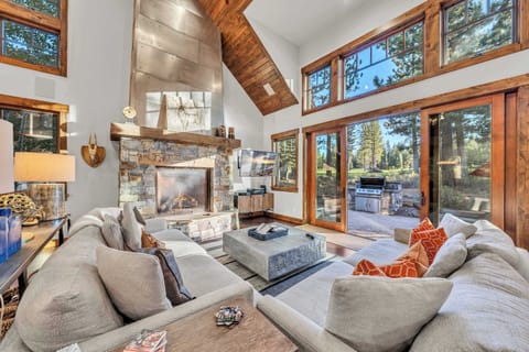 Living room 1: Main floor, gas fireplace, Smart TV, patio access