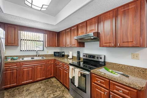 You’ll have ample storage space for groceries, cookware, and pantry items, whether you’re staying for a weekend or an extended getaway.