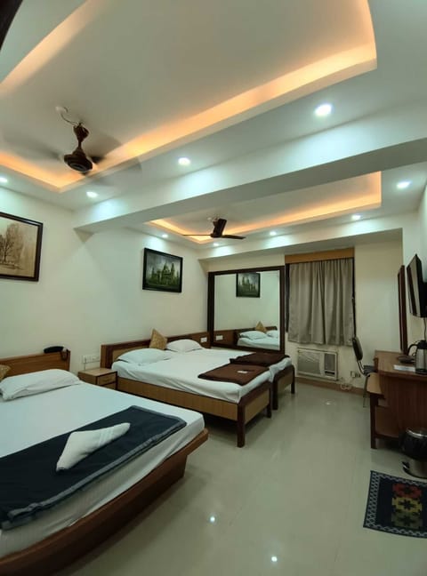 Family Room | Desk, rollaway beds (surcharge), WiFi (free), bed sheets