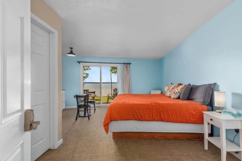 Ground level, King bed