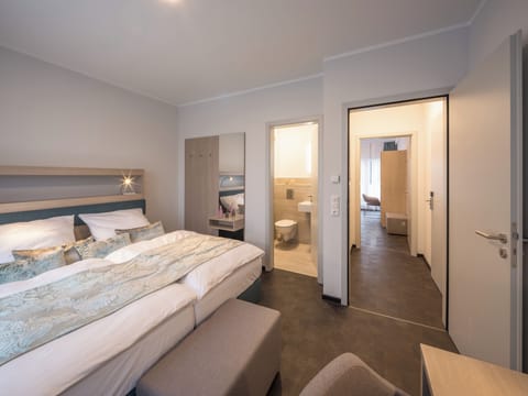 Family Room | Hypo-allergenic bedding, in-room safe, desk, laptop workspace