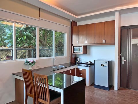 Luxury Room, Beachfront (1st Floor) | Microwave