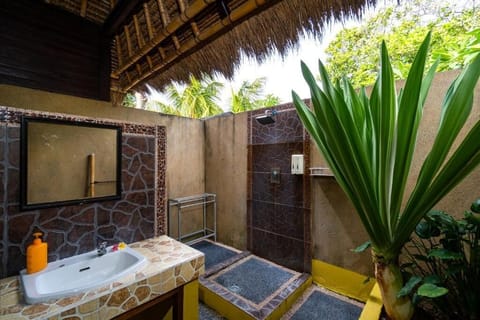Superior Room | Bathroom | Shower, free toiletries, towels, soap