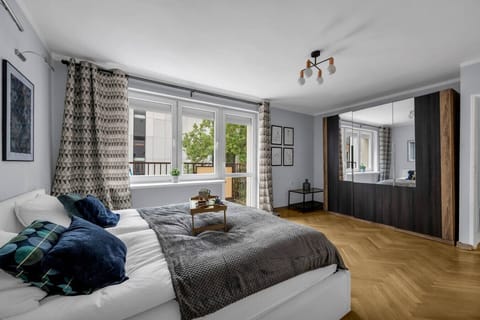 Comfortable Bedroom with Queen Bed and Balcony | Book Now with RENTUJEMY.COM