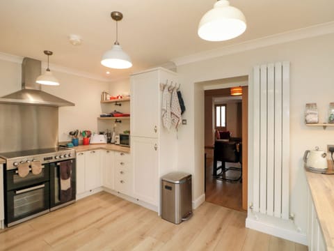 Fridge, microwave, dishwasher, cookware/dishes/utensils