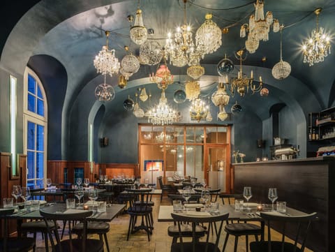 Breakfast, lunch and dinner served