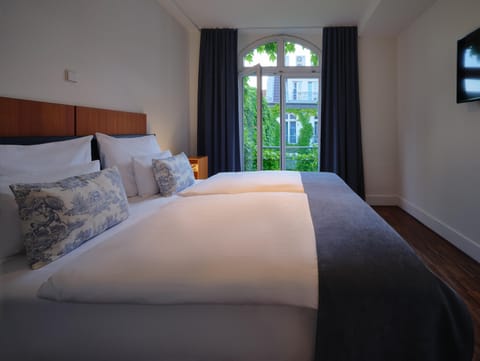 Exclusive Apartment | Premium bedding, in-room safe, desk, soundproofing