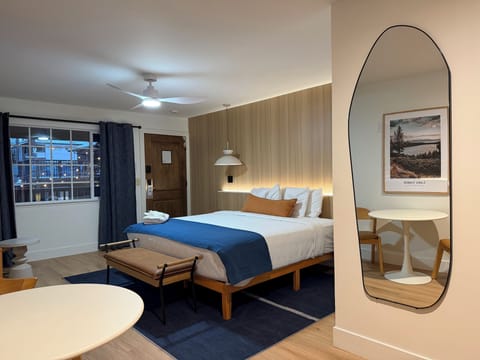 Premier Room, 1 King Bed | Premium bedding, minibar, individually decorated, individually furnished