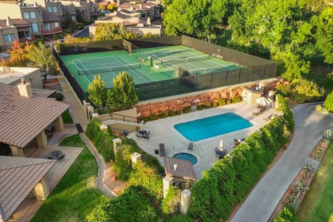 Community amenities (pool, hot tub, tennis, pickleball, golf)