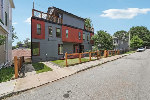 Play some golf in Front Yard-  Great deck area on top floor!