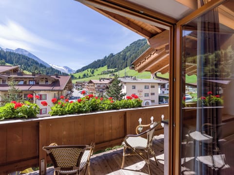 Comfort Suite, 2 Bedrooms, Non Smoking, Mountain View | Hypo-allergenic bedding, in-room safe, free WiFi, bed sheets