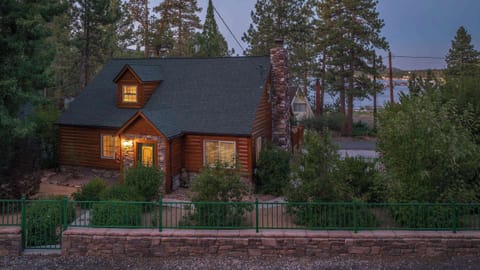 Lakeside Getaway. Next to lake. Walk to Village. 