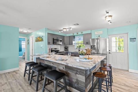 Counter space, seating for 6