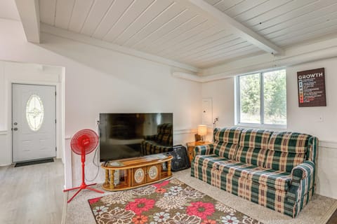Baldwin Vacation Rental | 2BR | 1BA | Half Step to Enter | 1,008 Sq Ft