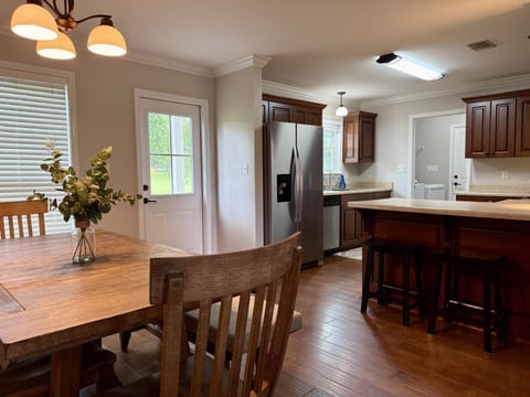 Leesburge Escape kitchen and dining 2