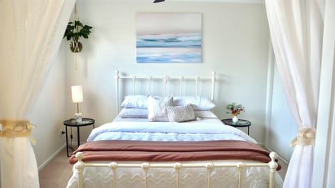 Soft & neutral. 500TC Sheets dress the bed, all linen is certified Oeko-Tex 100.